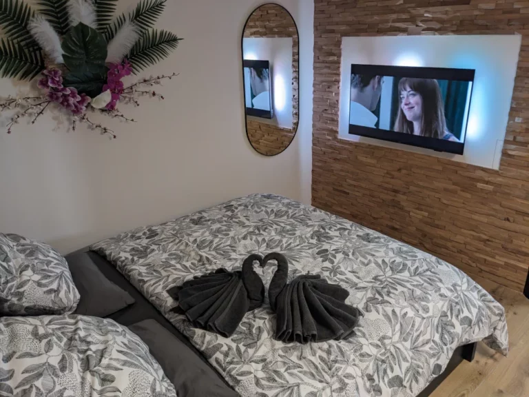 Suite romantique moderne décorée avec goût
