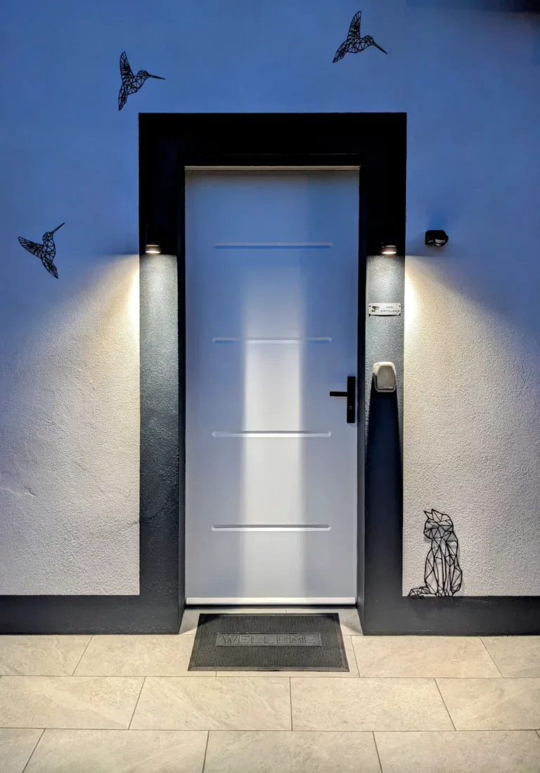 Entrée moderne, décorée, accueillante et sécurisée de la suite romantique