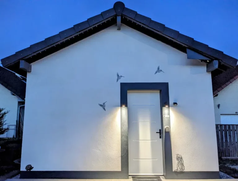 Entrée moderne, décorée, accueillante et sécurisée du logement