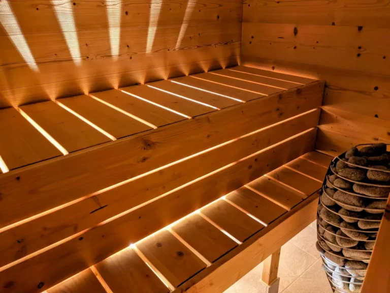 sauna moderne en bois massif avec éclairage d'ambiance