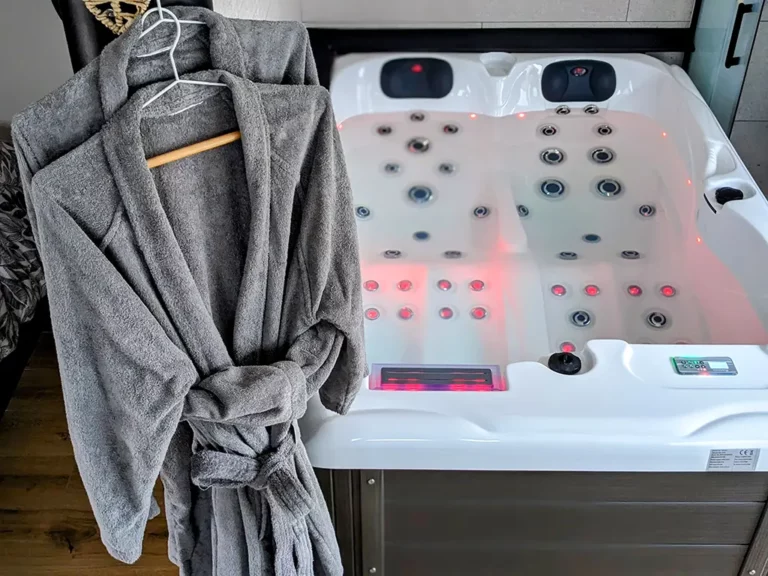Peignoirs à disposition et jacuzzi avec couleurs d'ambiance