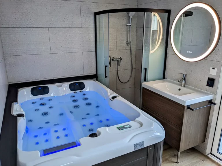 Vue d'ensemble de la salle de bain moderne