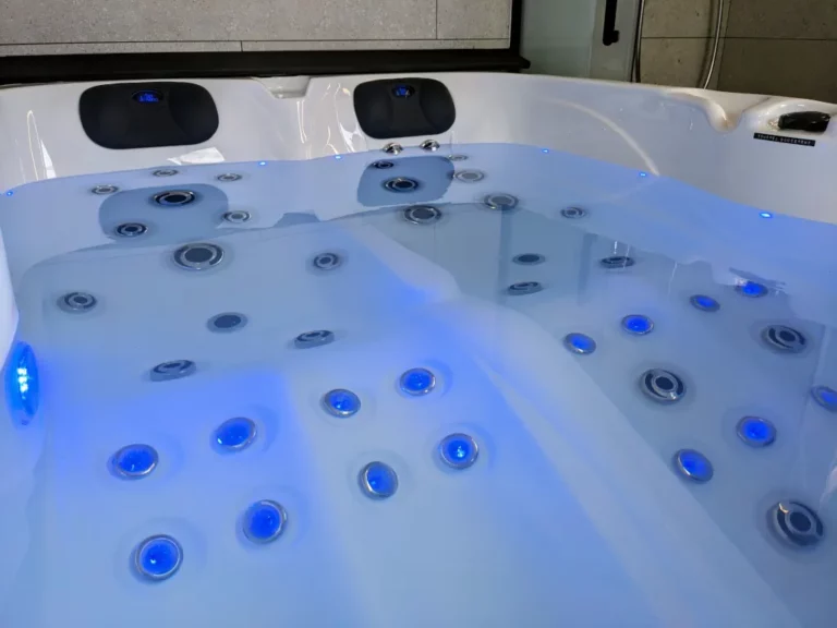 Spa Jacuzzi privatif avec éclairage d'ambiance détente